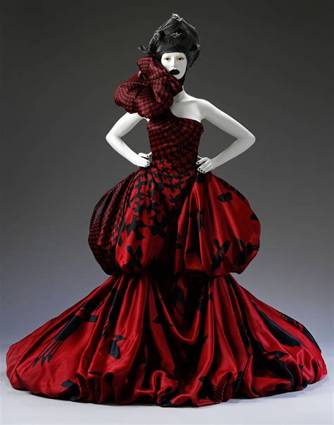 who designs alexander mcqueen